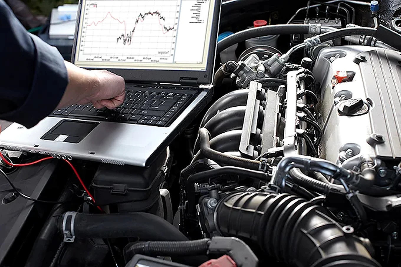 Ordinateur de diagnostic connecté à un moteur automobile