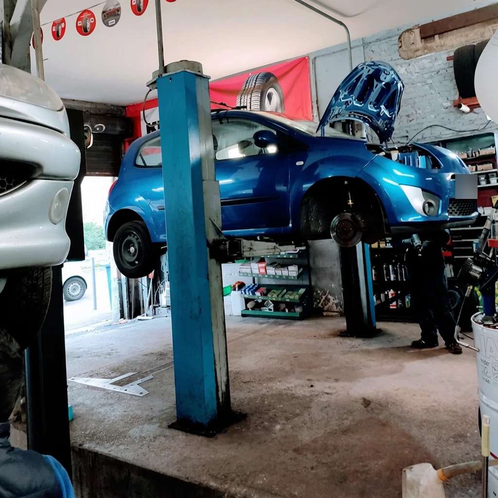 Véhicule bleu sur le pont élévateur de Rouen Garage